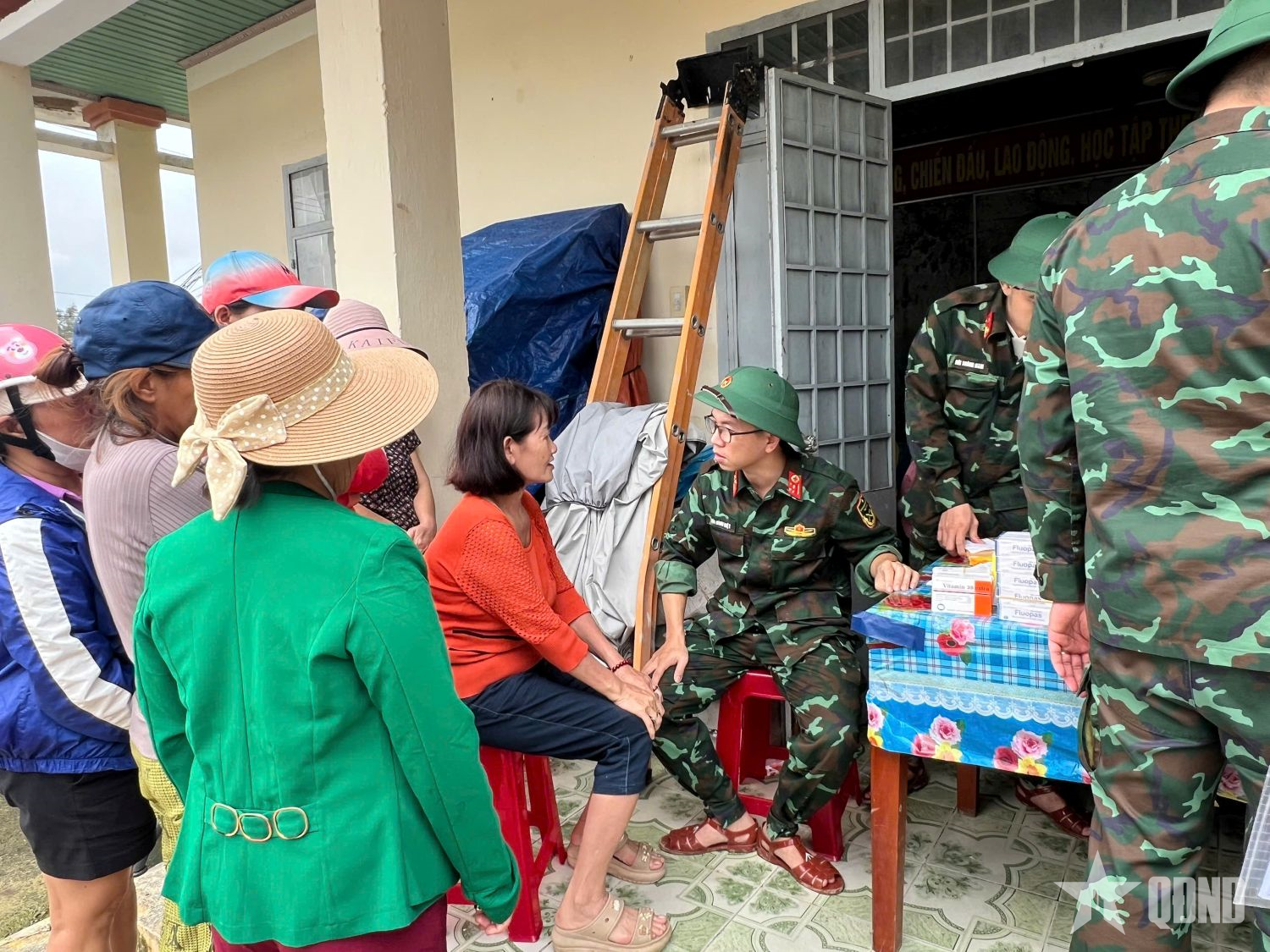Bệnh viện Quân y 87 chung tay cùng nhân dân vùng lũ